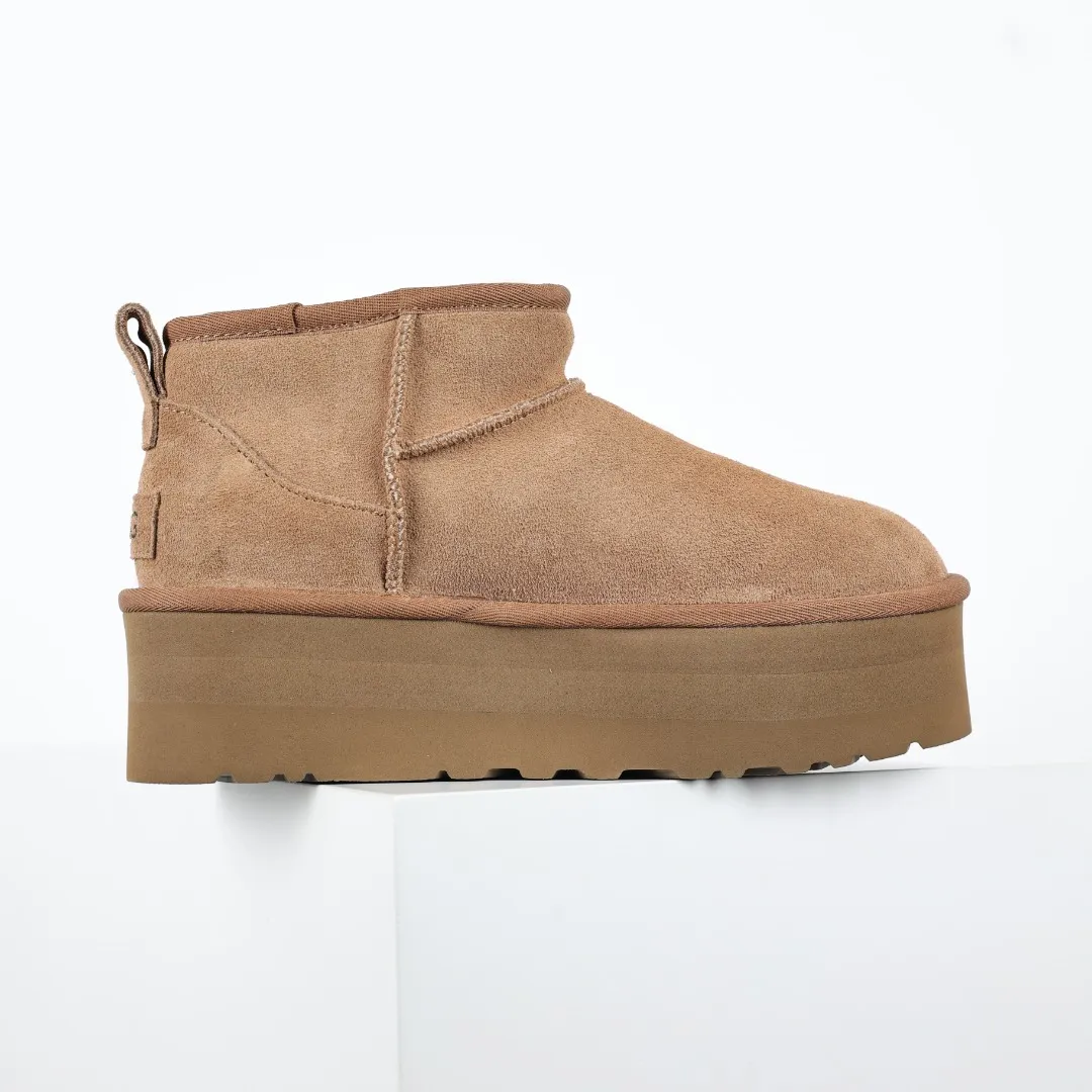 Pick up locally 💰560 Core recommended good price In the new year, uug launched a series of styles, which are partially geared towards the preferences of young consumers and have also moved to the forefront of fashion trends. Shoe body material: water-repellent coated suede upper, 17mm UGGPURE™ implantable wool insole, lightweight non-slip and comfortable rubber outsole, with brand LOGO and trademark, with full packaging Size: 35 36 37 38 39 40